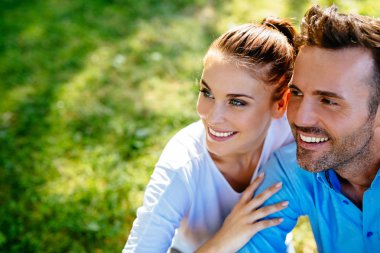 çimlerde oturan genç bir çift