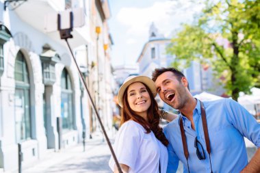 Eğleniyor çift selfie alarak 