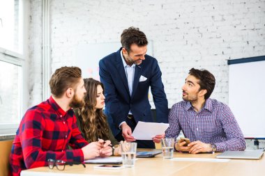 iş insanlar tartışırken yeni sözleşme