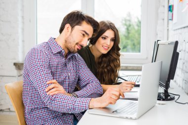  ofiste dizüstü bilgisayar ile emekçilerin