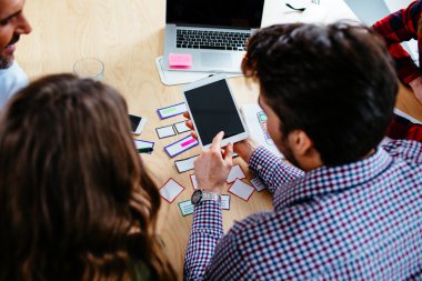 Dijital tablet üzerinde çalışan insanlar