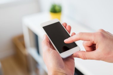 Akıllı telefon kullanan adam