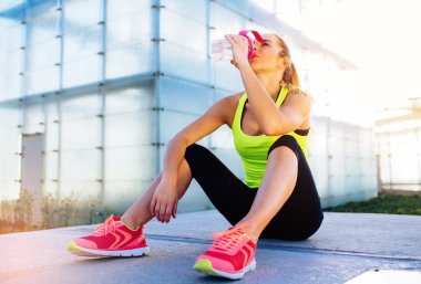 kadın atlet içme suyu