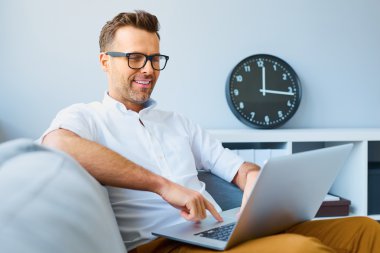  dizüstü bilgisayar kullanan adam 