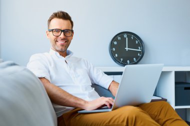 Dizüstü bilgisayarı olan adam 