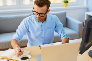 Genç adam çalışıyor. 