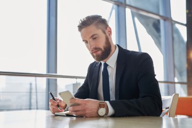 Yakışıklı işadamı yazılı notlar 