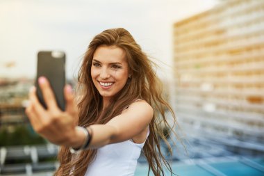 selfie çatı katında alarak kadın