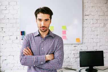 Kendine güvenen işadamı duran 