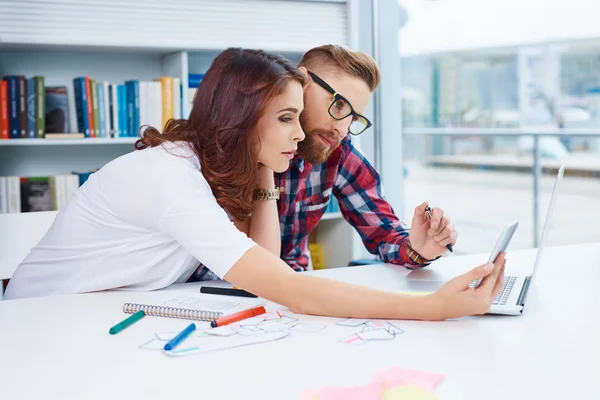 Designers comparing  desktop and mobile app — Stock Photo, Image