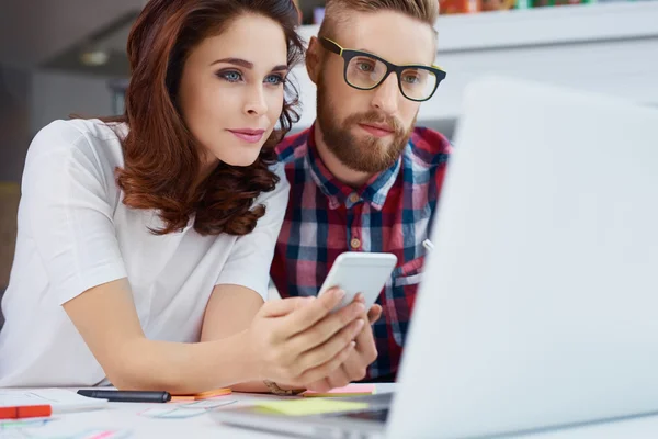 Partners die werken op nieuw opstarten — Stockfoto