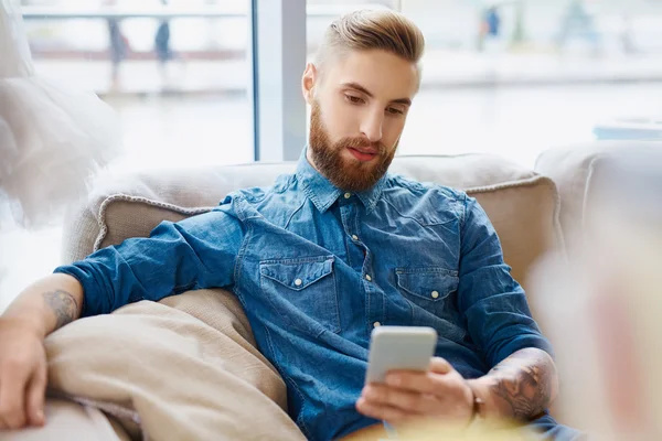Hipster textning på smart telefon — Stockfoto