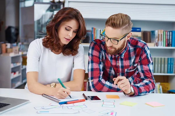 Projektantów pracuje nad nowym projektem — Zdjęcie stockowe