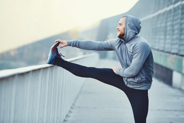 Male runner doing stretching exercise — Stock Photo, Image