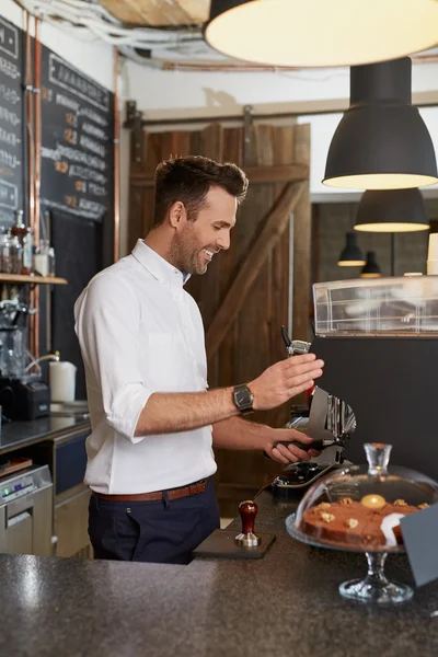 Uomo preparare il caffè — Foto Stock