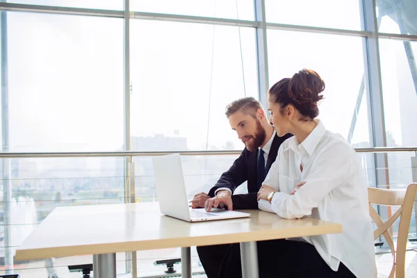 Partners op zakelijke bijeenkomst — Stockfoto