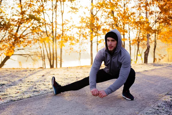 그의 다리를 스트레칭 하는 운동 러너 — 스톡 사진