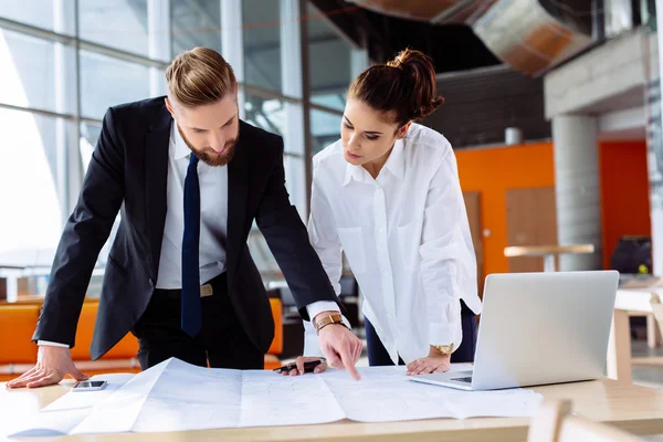 Colleghi che lavorano in ufficio — Foto Stock