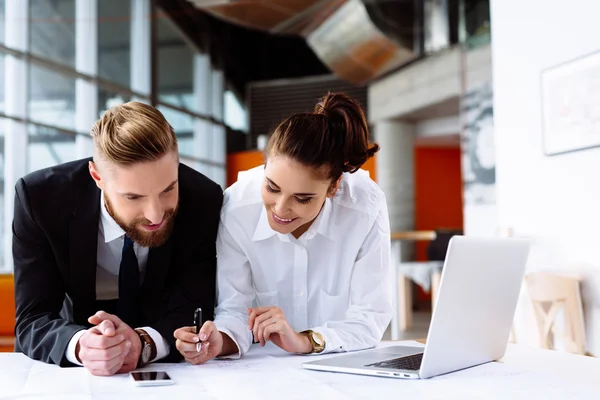 Business partners discussing their ideas — Stock Photo, Image