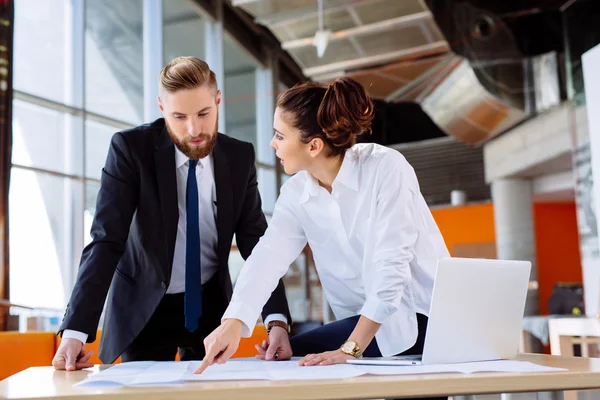 Business people brainstorming — Stock Photo, Image