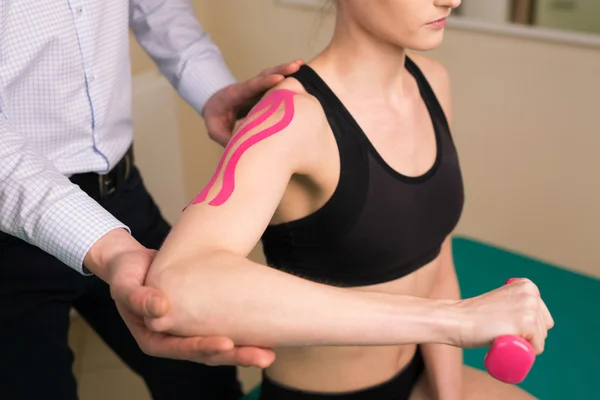 Physiotherapist doing shoulder exercise — Stock Photo, Image