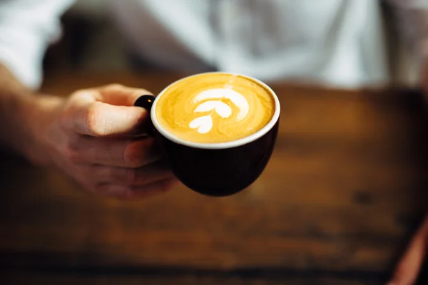 Uomo in possesso di tazza di caffè — Foto Stock