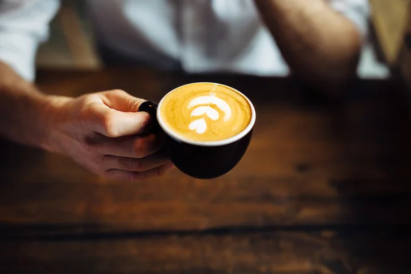 Homem segurando latte — Fotografia de Stock