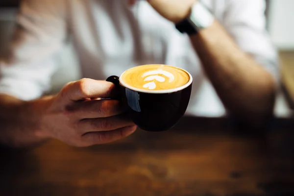 Hombre sosteniendo taza —  Fotos de Stock