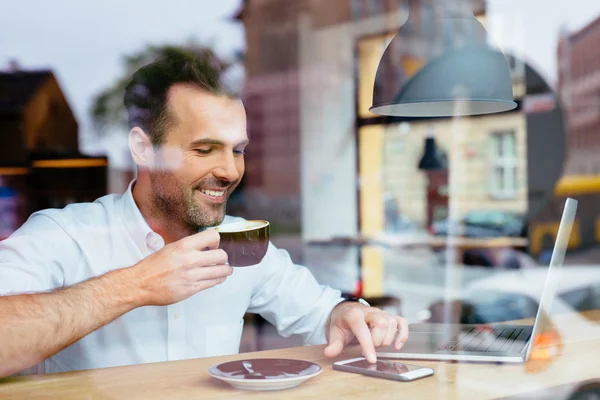 Mann surft im Internet — Stockfoto