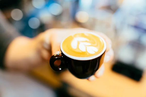 Barista tenant une tasse de café — Photo