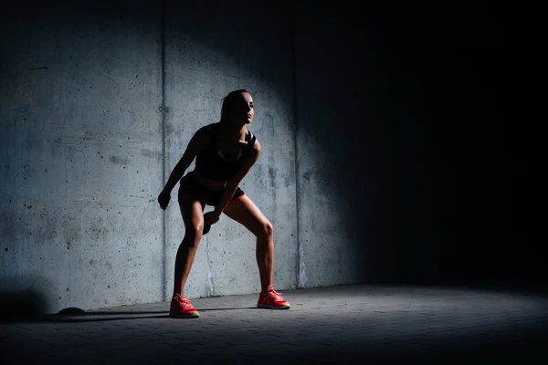 Athletic young woman exercising — Stock Photo, Image