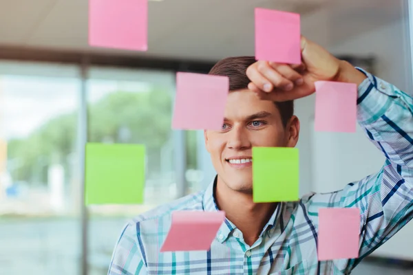 Hombre de negocios creativo trabajando —  Fotos de Stock