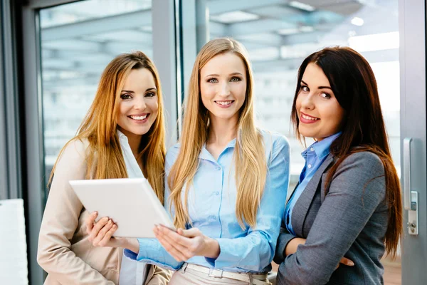 Mulheres de negócios usando tablet digital — Fotografia de Stock