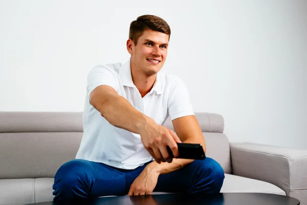 Jeune homme regardant la télévision — Photo