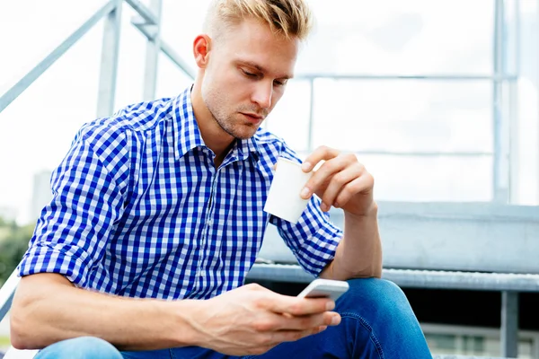 Pausa caffè con smartphone — Foto Stock