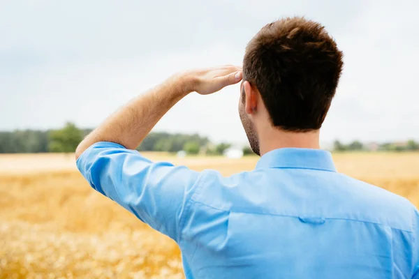 Mann blickt in die Ferne — Stockfoto