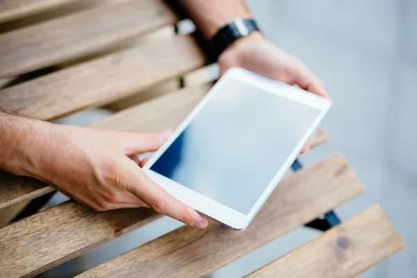 Mann hält Tablet in der Hand — Stockfoto