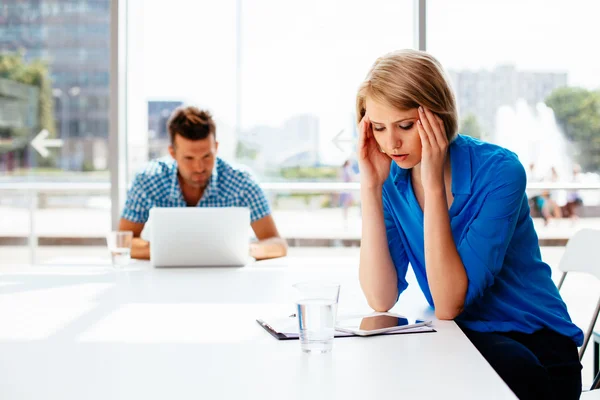 Femme fatiguée au bureau — Photo