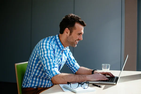 Εργ άνθρωπος χρησιμοποιώντας φορητό υπολογιστή — Φωτογραφία Αρχείου