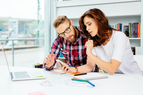 Partner arbeiten zusammen — Stockfoto