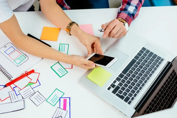 Coworkers building new smartphone app — Stock Photo, Image