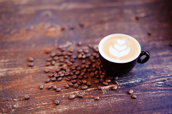 Café sur une vieille table en bois — Photo