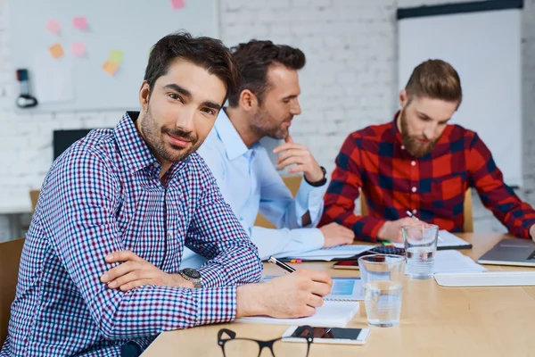 Hombres de negocios que trabajan en agencia creativa — Foto de Stock