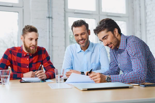 Zakelijke partners werken — Stockfoto