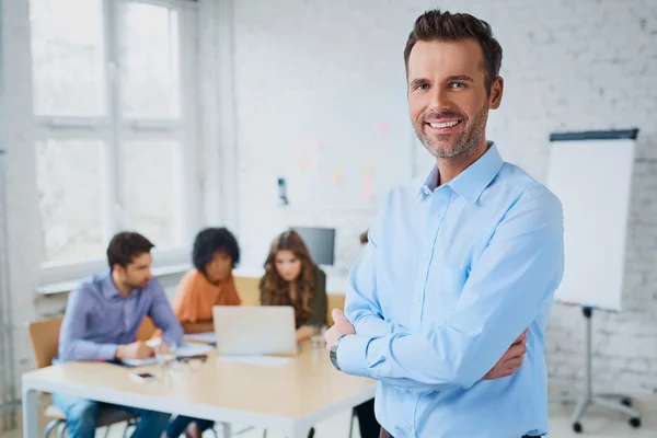 Affärsman står i moderna kontor — Stockfoto