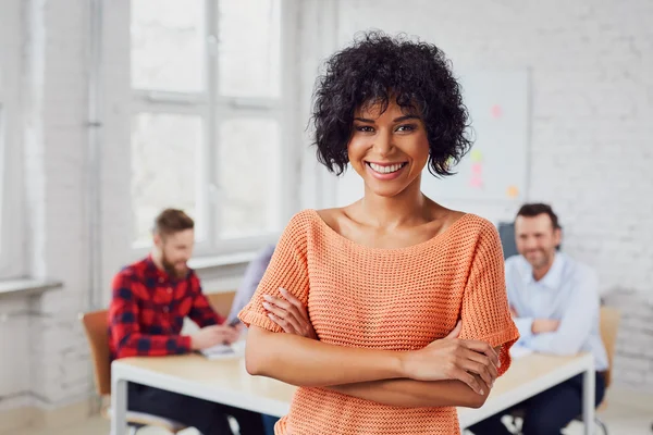 Femme debout dans l'agence créative — Photo