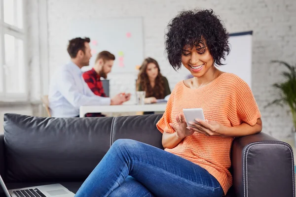 Jonge vrouw met smartphone — Stockfoto