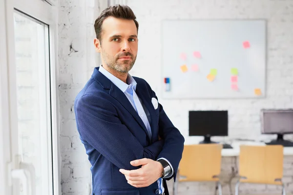 Geschäftsmann im Amt blickt in die Kamera — Stockfoto