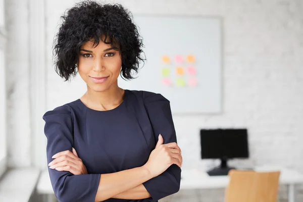 Frau lächelt im kreativen Büro — Stockfoto