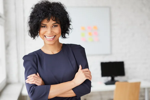 Mujer de negocios sonriendo — Foto de Stock